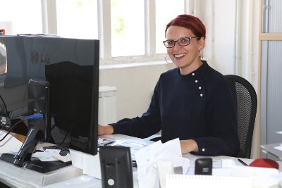 Heike Michalk nimmt Ihre Bewerbungsunterlagen entgegen