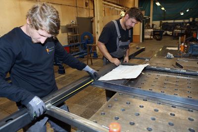 Teamwork beim Fertigstellen eines Kundenauftrags