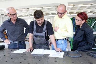 Zur Vermeidung von Fehlern stehen wir in ständiger Rücksprache mit unseren Mitarbeitern und besprechen weitere Abläufe