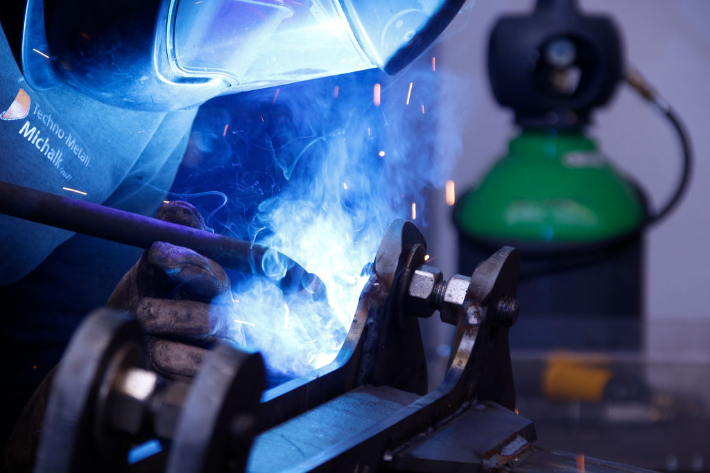Detailaufnahme bei Schweißarbeiten eines Mitarbeitenden von Techno-Metall Mechalik