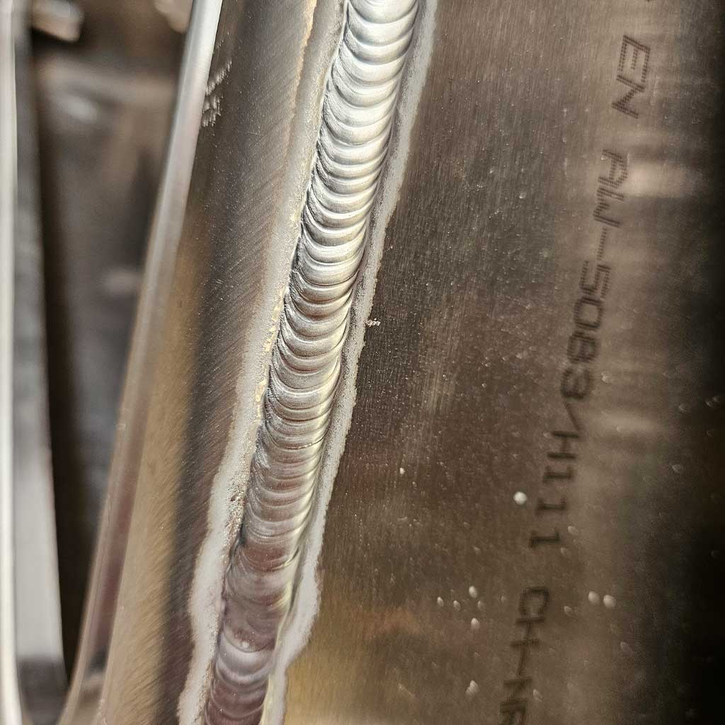 Detailansicht einer Schweißnaht mit Aluminium